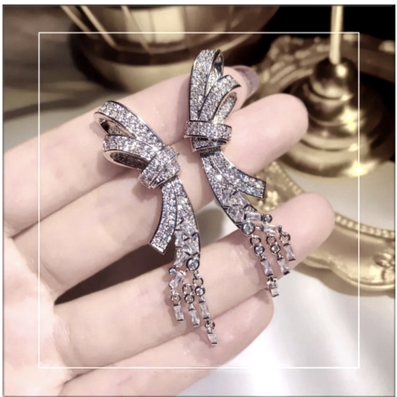 Stunning Bow Knot Earrings - Picture 1 of 2